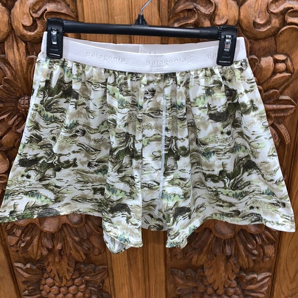 Patagonia Other - EUC Patagonia medium shorts with fly print